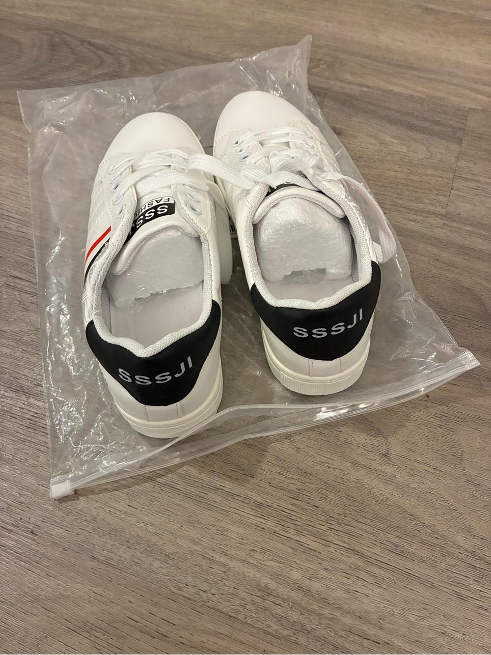 White Low-Top Sneakers with Black Heel Logo 'SSSJI'